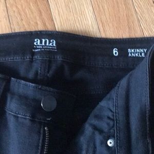 Black distressed skinny jeans size 6
